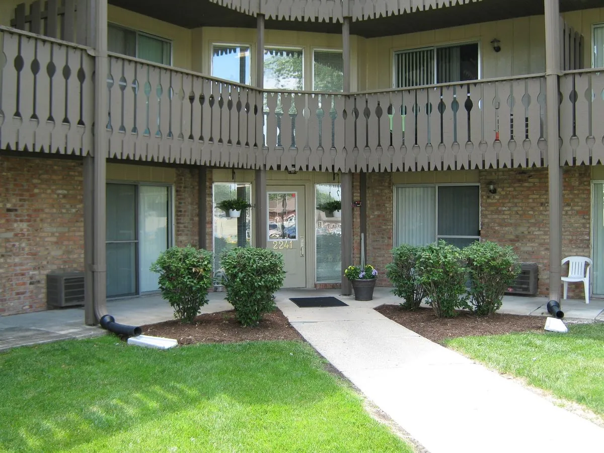 Leasing office entrance at 2241 West Jefferson Street with landscaped walkway